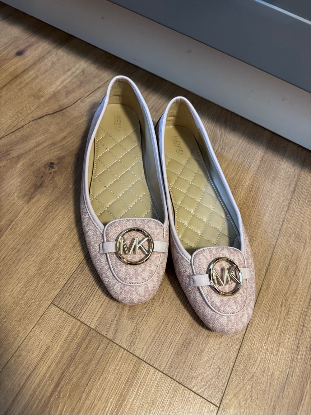 Michael Kors light Pink and Gold MK Logo Quilted Ballet Flats - Picture 4 of 8